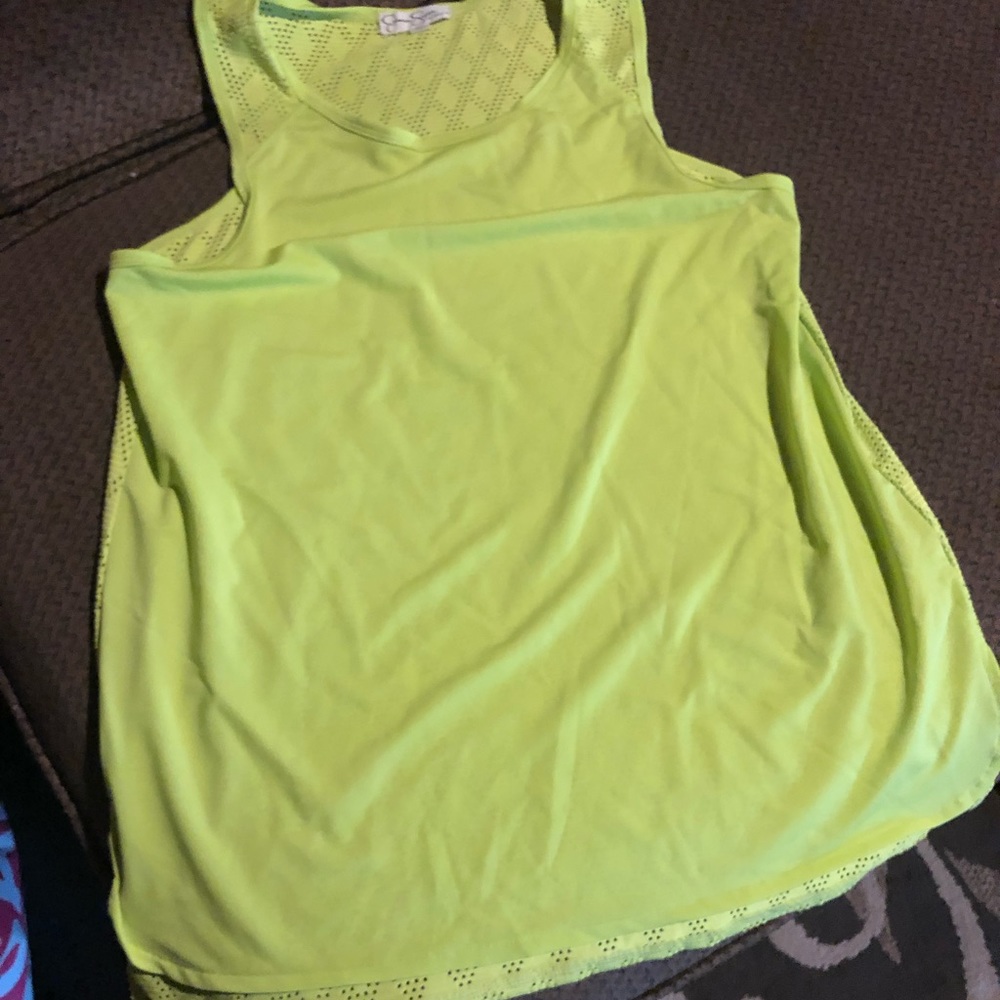 Breathable mesh in back workout shirt